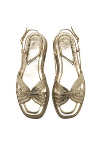 Metallic gold Sandalen mit einem Kreuzriemendesign, ausgestattet mit einer Schleifenakzent, einem Knöchelriemen und einer flachen Sohle. Glatte Oberfläche mit glänzender Textur.