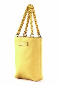 Sac à main en cuir jaune avec une surface texturée, comprenant une anse chaîne tressée et une petite étiquette logo sur le devant.
