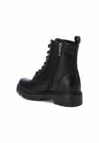 Stivale ankle in pelle nera con lacci frontali, zip laterale, punta rotonda e suola in gomma spessa con dettagli a tasselli.