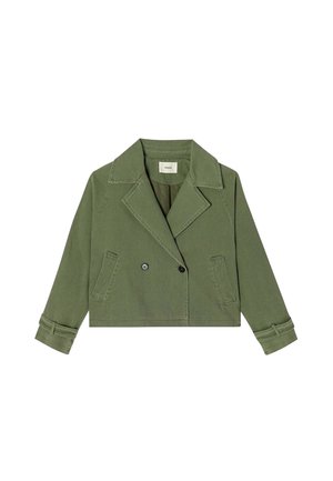 Veste courte vert olive avec larges revers, deux boutons noirs, poches latérales et poignets boutonnés sur manches longues.