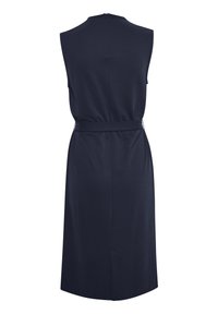 Granatowa sukienka bez rękawów z wysokim kołnierzem, przewiązana w talii i o prostym kroju. Ma zamek błyskawiczny z tyłu i kieszenie po bokach.