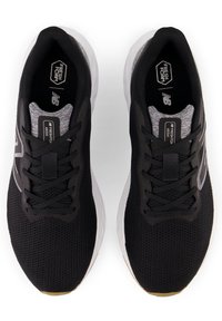 Schwarze Netzsport Schuhe mit grauen Akzenten, ausgestattet mit einer runden Zehenpartie, einem Schnürsystem und Fresh Foam-Branding auf der Zunge.