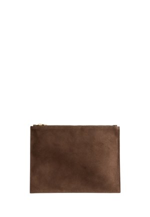 Pochette rectangulaire en suède marron avec des bords cousus et une fermeture éclair dorée le long du bord supérieur sur un fond blanc.