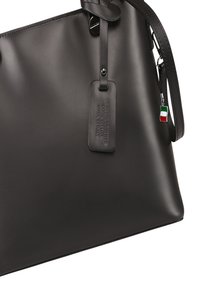 Zwarte leren handtas met een gladde textuur, langwerpige vorm, verstelbare riem en een klein bedeltje met de Italiaanse vlag. Voorzien van een merklabel.