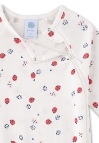 Weißer Bio-Stoff-Body mit verspieltem Print aus roten Marienkäfern und blauen Akzenten, mit Druckknöpfen am Ausschnitt.