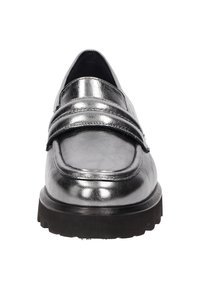 Silberne metallische Lederloafers mit runder Zehenpartie, zwei dekorativen Riemen und einer strukturierten Sohle für besseren Halt. Verfügt über eine glatte Oberfläche und einen niedrigen Absatz.