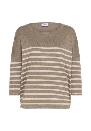 Løs brun sweater med beige vandrette striber og trekvartærmer, med en rund halsudskæring og et mærke af stof i kraven.