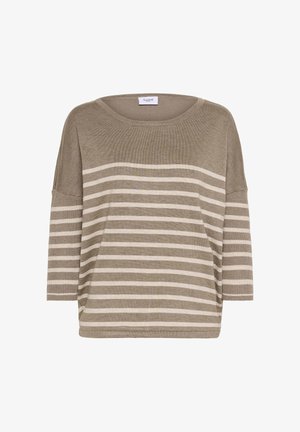 Löst sittande brun tröja med beige horisontella ränder och trekvartsärmar, med rund halsringning och en tygetikett vid kragen.