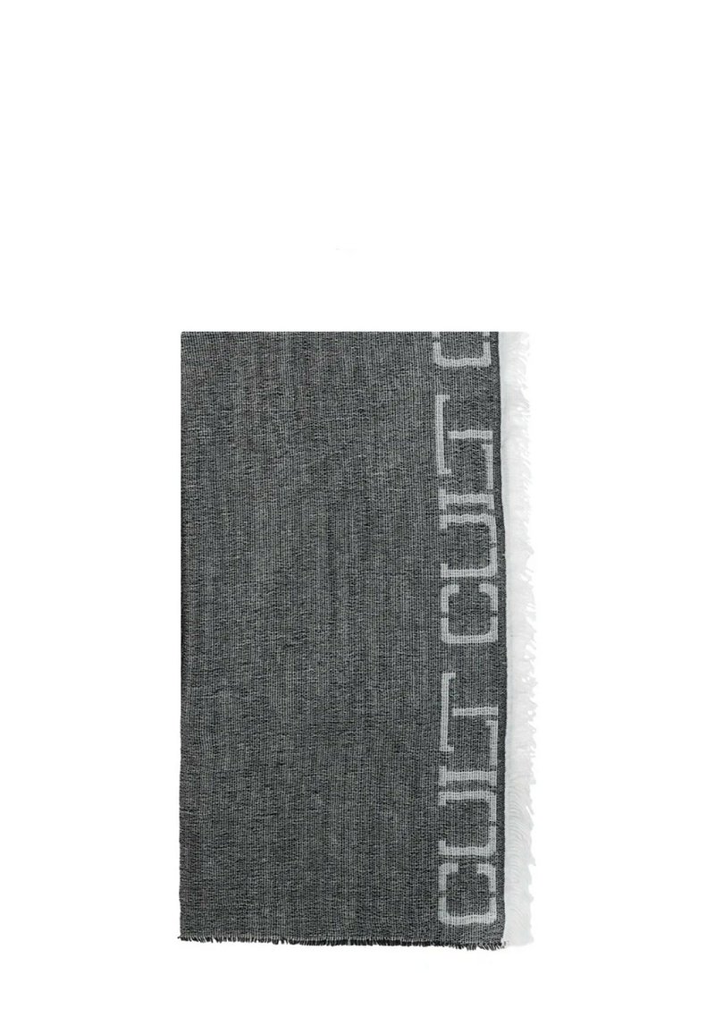 Tessuto grigio intrecciato con bordi bianchi sfilacciati, caratterizzato da un motivo ripetuto in grigio chiaro che riporta la scritta "CULT" lungo un lato.
