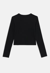 Camisa cropped de manga longa preta com decote redondo, deitada plana voltada para baixo sobre fundo branco.