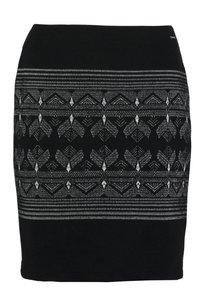 Schwarzer Rock mit aufwendigen weißen geometrischen Mustern. Verfügt über ein figurnahes Design und eine glatte Textur, geeignet für lässige oder formelle Anlässe.
