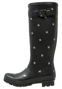 Bota de lluvia negra de goma hasta la rodilla con patrones de estrellas plateadas, una suela texturizada y un acento de hebilla lateral para un ajuste ajustable.