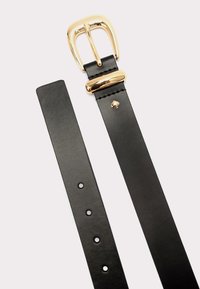 Svart läderbälte med guldspänne och ögla, med en liten guldspade-emblem nära spännet och fyra inställningshål.