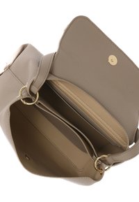 Bolso de cuero beige con herrajes dorados, que presenta una textura suave, cierre de solapa y un amplio interior con un bolsillo lateral.