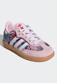 Zapatillas rosas con estampado floral, rayas y cordones blancos, de ante, suela de goma, punta redondeada y cuello acolchado.