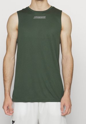 Mørkegrøn, ærmeløs sportsbluse med rund halsudskæring, prydet med et hvidt "HUMMEL" logo på brystet, lavet af letvægtsstof.