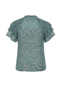 Blusa en color azul verdoso con mangas cortas con volantes, que presenta un patrón abstracto ondulado en blanco y verde oscuro. Tela ligera y translúcida con cuello alto.