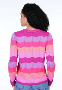 Strickpullover mit Chevron-Muster in Rosatönen und Lila. Rippbündchen und Halsausschnitt, mit strukturierten Details entlang der Nähte.