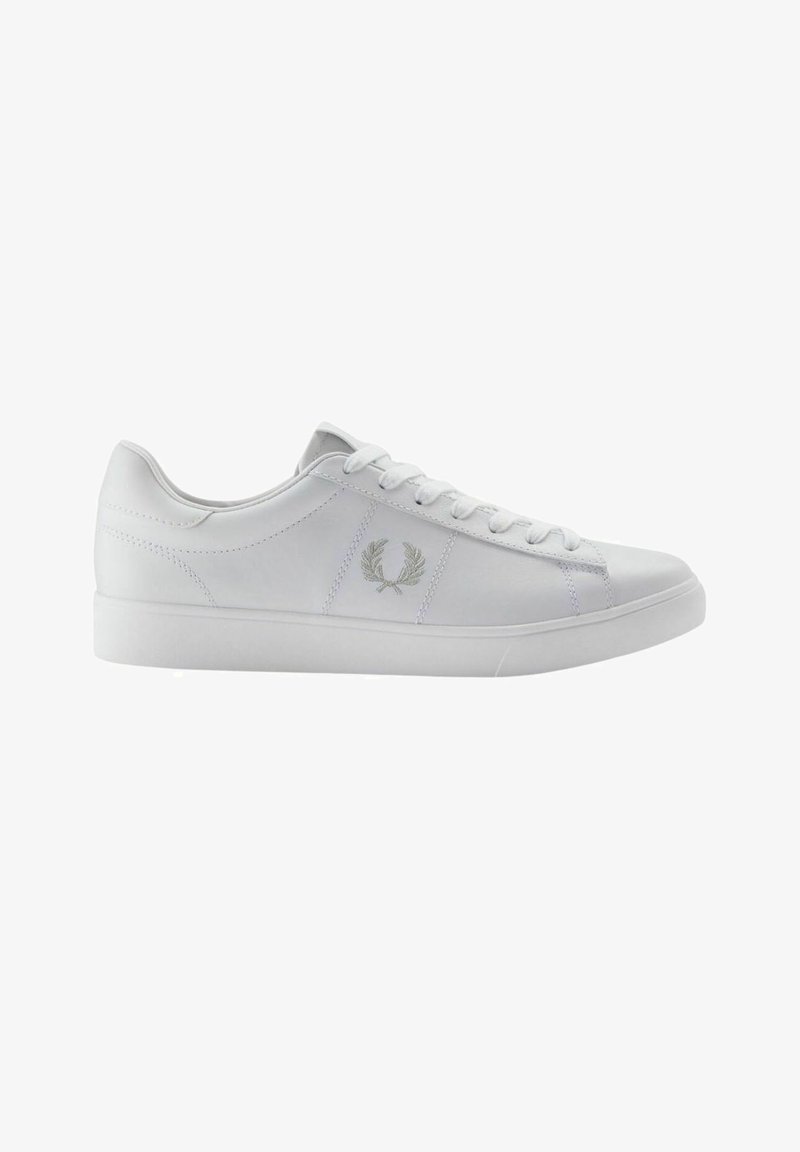 Witte leren sneakers met een glad oppervlak, ronde neus en platte rubberen zool. Voorzien van een zilver geborduurd logo en traditionele vetersluiting.