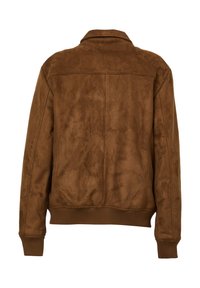 Giacca in finta suede marrone con vestibilità rilassata, polsini e orlo a costine. Presenta un colletto classico e un tessuto testurizzato con una leggera lucentezza.