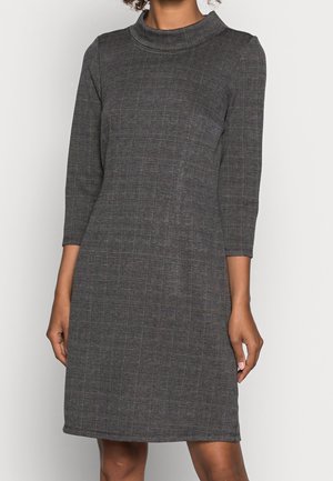 Robe en plaid gris avec un col haut et des manches trois quarts, fabriquée à partir d'un tissu texturé, présentant une silhouette ajustée et une longueur au genou.