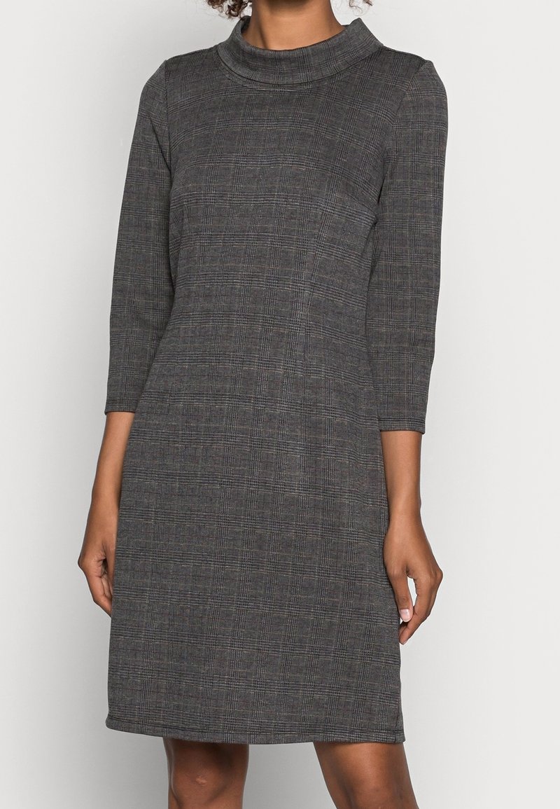 Robe en plaid gris avec un col haut et des manches trois quarts, fabriquée à partir d'un tissu texturé, présentant une silhouette ajustée et une longueur au genou.