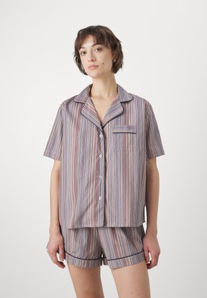 Kortermet pysjamasett i lett stoff. Har flerfargede vertikale striper, skjorte med knapper og brystlomme, samt matchende shorts.