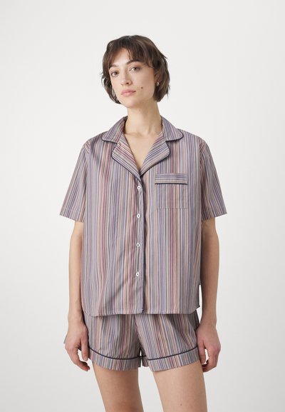 Set di pigiami a maniche corte in tessuto leggero. Caratterizzato da righe verticali multicolori, camicia con bottoni e taschino sul petto, e pantaloni corti abbinati.