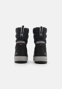 Bottes noires imperméables avec un extérieur texturé, une manchette de cheville élastiquée et des accents gris. Comprend une languette et un détail de logo au talon.