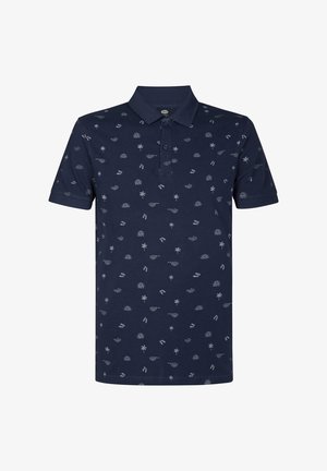 Granatowa koszulka polo wykonana z bawełny, z wzorem drobnych białych ikon takich jak słońca, palmy oraz klapki. Zapięcie na trzy guziki.