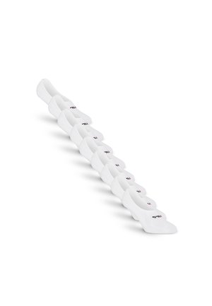 Neuf paires de chaussettes blanches basses avec un logo en haut, alignées en diagonale sur un fond blanc.