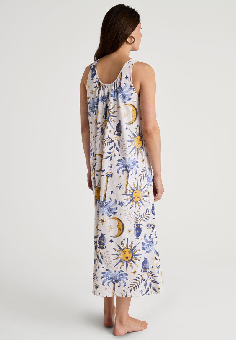 Abito bianco senza maniche con un motivo celeste blu e oro, che include soli e lune, con un design della schiena arricciato. Orlo piatto.