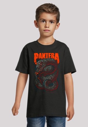 Schwarzes T-Shirt aus Baumwolle mit einem roten und grauen Schlangendesign und dem Wort "PANTERA" in fettem Rot auf der Vorderseite. Kurze Ärmel und runder Ausschnitt.