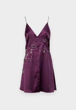 Abito in satin viola con spalline sottili, scollatura a V e motivi floreali decorati con perline e paillettes su un lato.