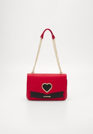 Czerwona i czarna skórzana torebka z złotym detalem w kształcie serca i łańcuszkowym paskiem, z logo "Love Moschino" z przodu.