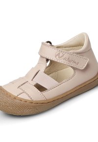 Sandalia de cuero de color rosa claro con dos correas elásticas, punta cerrada, diseño transpirable y suela de goma texturizada para mayor tracción. Logo grabado en el lateral.