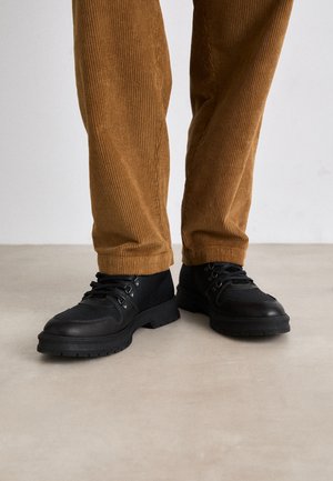 WARM BOOT - Nööritavad poolsaapad - black