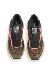 Sneaker con rete nera, suede a stampa animale in marrone, dettagli arancioni, particolari rosa e hardware riflettente. Presentano lacci e suola imbottita.