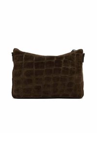 Pochette en daim marron avec un motif en grille embossé et texturé. Elle dispose d'une fermeture éclair et de bords supérieurs arrondis.