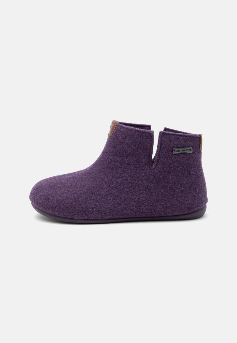 Chausson à chevilles en feutre violet avec semelle souple et petites ouvertures latérales, étiqueté Shepherd, sur fond blanc.