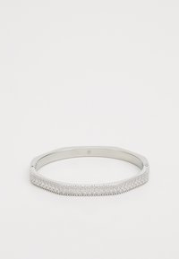 Zilveren armband met een langwerpige octagonale vorm, voorzien van heldere glazen stenen die in een kanaalinstelling aan één zijde zijn geplaatst.
