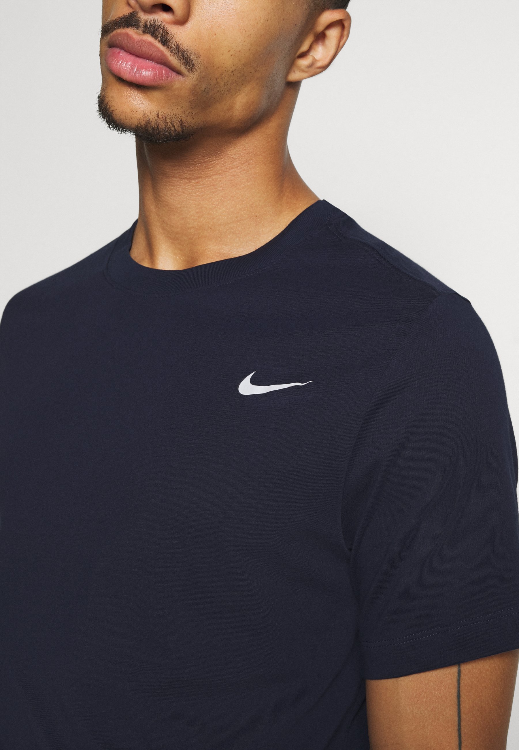 Nike Performance TEE CREW SOLID - Basic T-shirt - obsidian/matte  silver/dark blue - Zalando.de