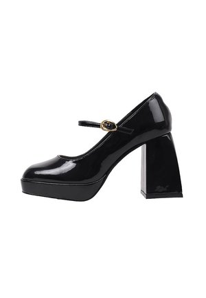 Zapato Mary Jane de charol negro con puntera redondeada, correa al tobillo con hebilla dorada y tacón cuadrado robusto.