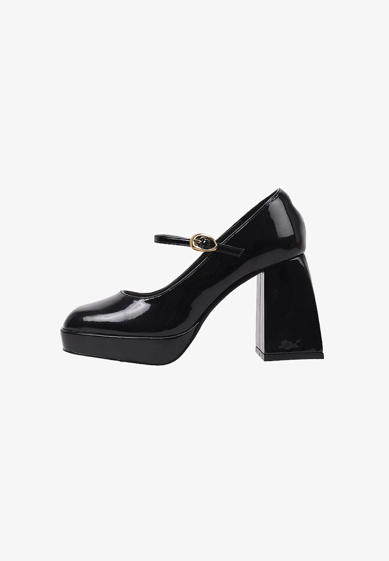 Zapato Mary Jane de charol negro con puntera redondeada, correa al tobillo con hebilla dorada y tacón cuadrado robusto.