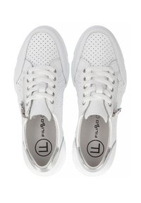 Białe sneakersy z perforowanym cholewką, z zapięciem na sznurówki z przodu oraz zamkiem błyskawicznym z boku. Okrągły nosek i teksturowana gumowa podeszwa. Marka widoczna wewnątrz.