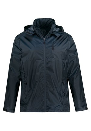 Veste imperméable bleu marine avec capuche, fermeture éclair à l'avant et deux poches latérales. Elle se distingue par sa texture lisse et son design léger.
