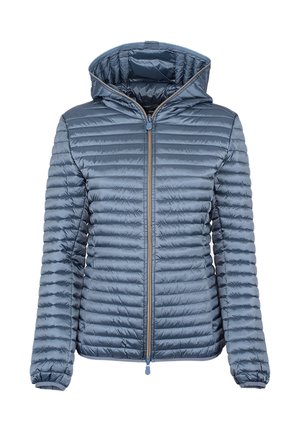 Jasnoniebieska pikowana kurtka puchowa z kapturem, pełnym zamkiem z przodu i długimi rękawami, prezentowana na białym tle.