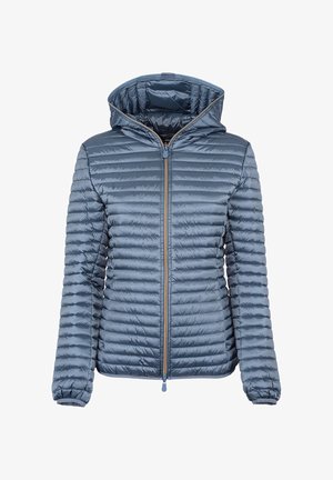 Lichtblauwe gewatteerde pufferjas met capuchon, volledige ritssluiting aan de voorkant en lange mouwen, getoond tegen een witte achtergrond.