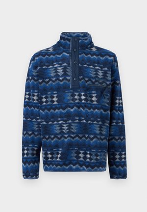 Blauer Fleecepullover mit Muster, Druckknopfleiste, Reißverschlusstasche auf der Brust und langen Ärmeln, speziell für den Outdoor-Einsatz entworfen.