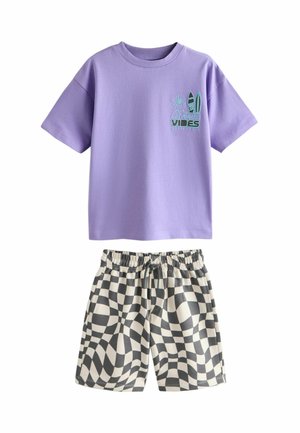 T-shirt viola a maniche corte con la scritta "Los Angeles Vibes" e un motivo con tavola da surf abbinata a pantaloncini a quadri bianchi e neri distorti.